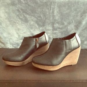 Dr. Scholls black and wood wedge booties